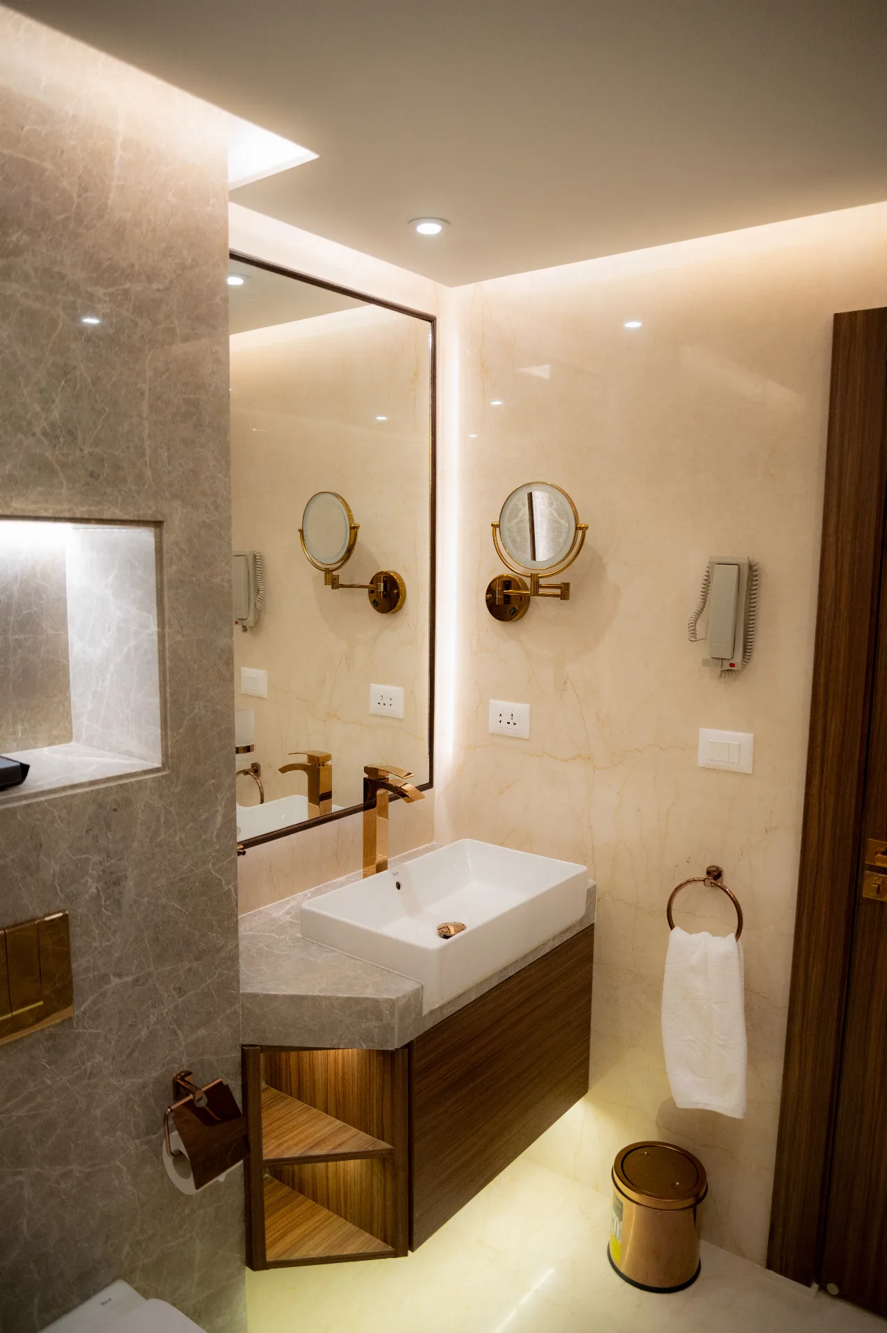 Double vanity with brass mirrors in the Sonesta Hotel project in Nasr City