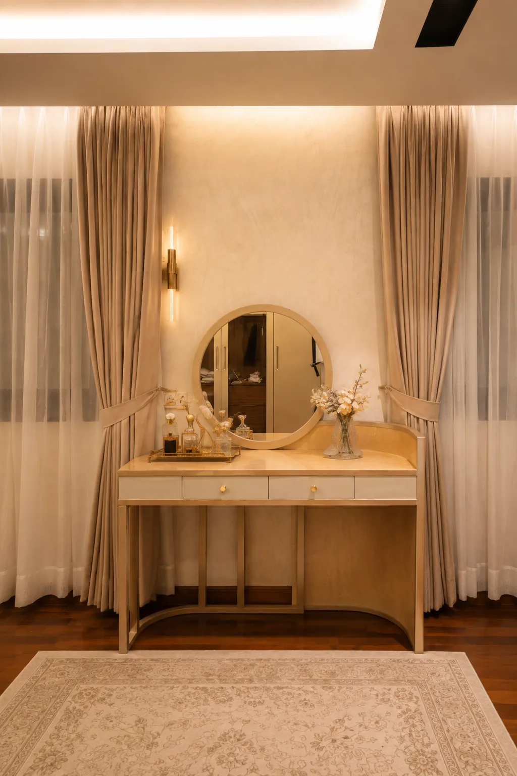 Dressing table between curtains in the Mohandseen Apartment project in Mohandseen